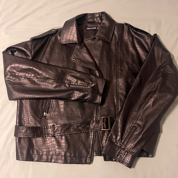 PrettyLittleThing - Black Croc Embossed Oversized Belted Hem Biker Jacket - Picture 1 of 9